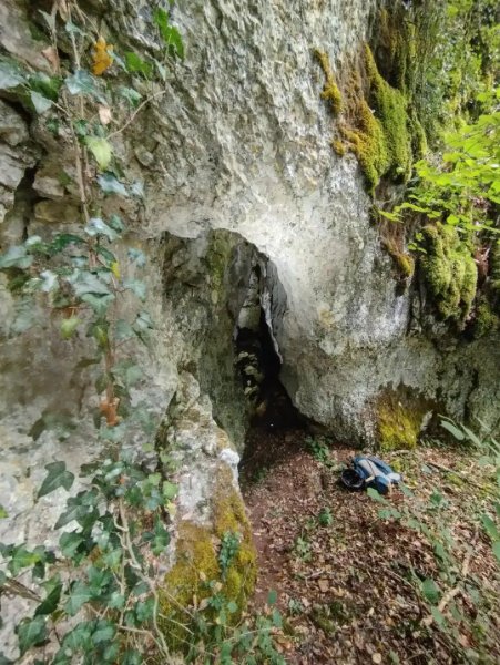 Val Suzon - grotte de Grande Combe numéro 1 - entrée cavité photo, Aurélien Bloch.jpg
Beau porche, profond d'environ 5 m.
Fichier manquant
